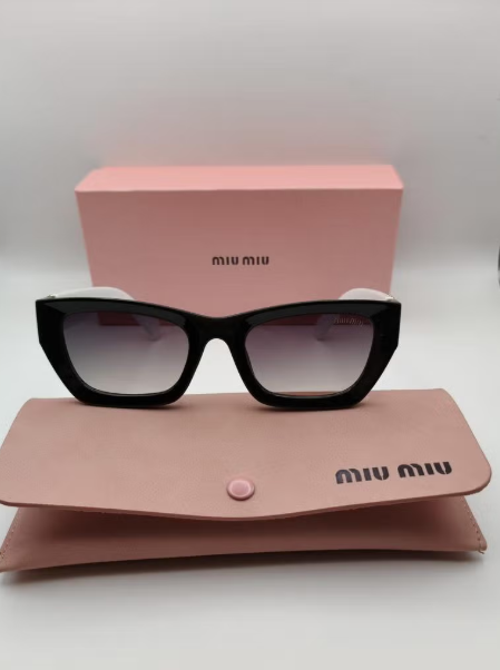 Miu Miu Zonnebril met Koker en Dustbag