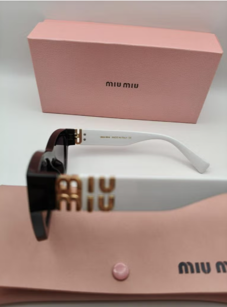 Miu Miu Zonnebril met Koker en Dustbag